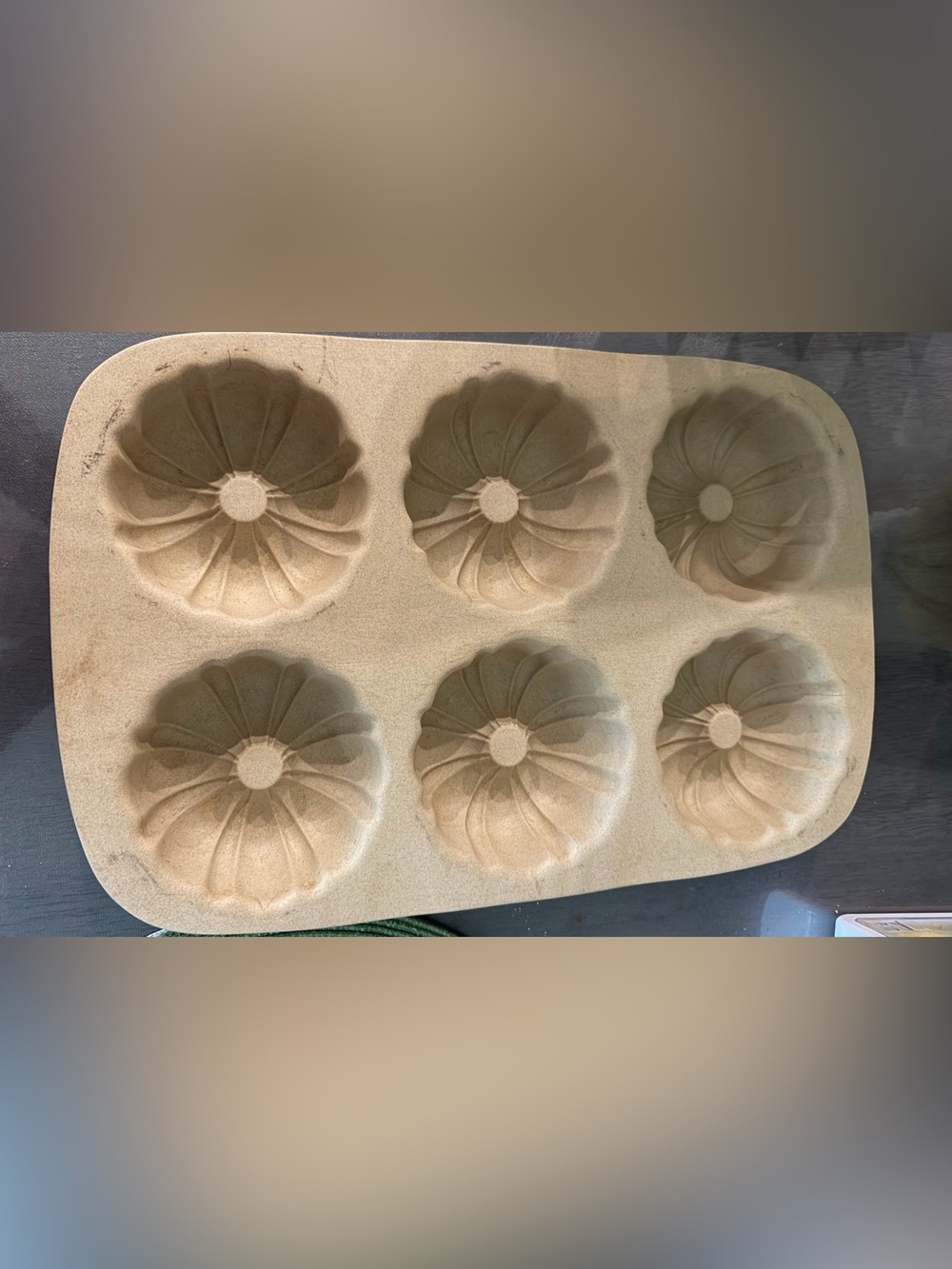 The Pampered Chef Tan Silicone 6-Cavity Flower Mold